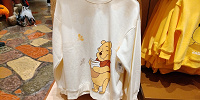 上海ディズニーくまのプーさんグッズ：プーさんとはちみつデザインの白シャツ（大人）| キャステル | CASTEL ディズニー情報