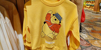 上海ディズニーくまのプーさんグッズ：ストリート風プーさんデザインの黄色シャツ（子供）| キャステル | CASTEL ディズニー情報