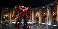 上海ディズニーのマーベルエリア「マーベルユニバース」：歴代アイアンスーツの展示| キャステル | CASTEL ディズニー情報