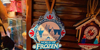 香港ディズニーアナ雪グッズ：木彫りの壁飾り（アレンデール建築）| キャステル | CASTEL ディズニー情報