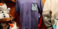香港ディズニーアナ雪グッズ：ポケット付きTシャツ（ネイビー）| キャステル | CASTEL ディズニー情報