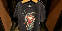 香港ディズニーミスティックマナーグッズ：アルバートのTシャツ（黒）| キャステル | CASTEL ディズニー情報