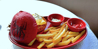 香港ディズニーランドのレストラン：スパイダーマンの海老カツバーガー| キャステル | CASTEL ディズニー情報
