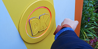 遊び方はDKマークにパワーアップバンドをかざすだけ！| キャステル | CASTEL ディズニー情報