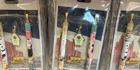 チャーム付きボールペンセット（2本）（USJ×スパイファミリーグッズ）| キャステル | CASTEL ディズニー情報