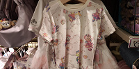 香港ディズニー20周年「ダッフィー＆フレンズ・グランドセレブレーショングッズ」：総柄Tシャツ（子供用）| キャステル | CASTEL ディズニー情報