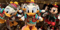 トイズワンダラスクリスマス ドナルドぬいぐるみバッジ(クリスマスグッズ2025)| キャステル | CASTEL ディズニー情報