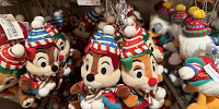 トイズワンダラスクリスマス チップ&デールぬいぐるみバッジセット(クリスマスグッズ2025)| キャステル | CASTEL ディズニー情報