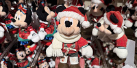 ミッキーぬいぐるみバッジ(クリスマスグッズ2025)| キャステル | CASTEL ディズニー情報