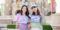 フラッグを持って記念撮影| キャステル | CASTEL ディズニー情報