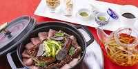 瞬間燻製した鰻の蒲焼きと和牛サーロインのココットご飯 トリュフ香るバニュルスソースとごぼう茶のスープ| キャステル | CASTEL ディズニー情報