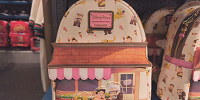 アナハイムディズニーラウンジフライ（Loungefly）：カールじいさん＆ラッセル| キャステル | CASTEL ディズニー情報