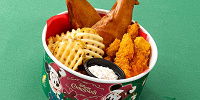 ホリデーパーティーバケット（スモークチキンレッグ、チキンテンダー、フライドポテト、スモークタルタルソース）| キャステル | CASTEL ディズニー情報