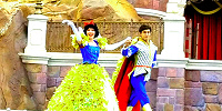 白雪姫の王子様も登場です。王子のマントは白雪姫のスカートとお揃い！| キャステル | CASTEL ディズニー情報
