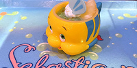 後ろにはひれのような取っ手がついています。| キャステル | CASTEL ディズニー情報