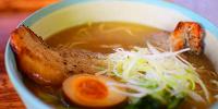 チャイナボイジャーのブラックペッパーポーク麺| キャステル | CASTEL ディズニー情報
