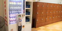 ロッカーと牛乳自動販売機| キャステル | CASTEL ディズニー情報