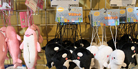 2頭のシャチがキスしているペアストラップ：650円| キャステル | CASTEL ディズニー情報