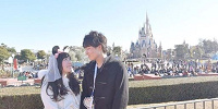 シンデレラ城をバックに結婚式のようなカップル| キャステル | CASTEL ディズニー情報