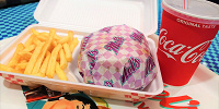メルズ・ドライブインのバーガー| キャステル | CASTEL ディズニー情報