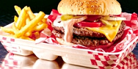 『メルズ・ダブルビーフ・チーズバーガーセット』| キャステル | CASTEL ディズニー情報