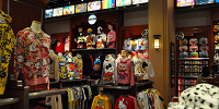 モッピーのトレーナーや帽子がディスプレイされています/ユニバーサルスタジオストア| キャステル | CASTEL ディズニー情報