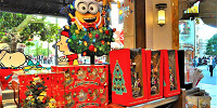 ユニバーサルスタジオストアの店内のディスプレイ（写真左がミニオンの小さなクリスマスツリー3,500円）| キャステル | CASTEL ディズニー情報
