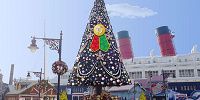 S.S.コロンビア号前の巨大クリスマスツリー| キャステル | CASTEL ディズニー情報