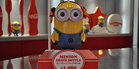 ハピネスカフェのカウンター/ミニオン・ドリンクボトル（1,980円）| キャステル | CASTEL ディズニー情報