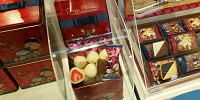 スヌーピーのクリスマス限定チョコアソートはパッケージにリボンが（2018年）| キャステル | CASTEL ディズニー情報