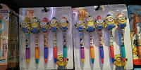 ミニオンボールペン（インク黒/5本セット）はミニオンの人形がついています（2018年）| キャステル | CASTEL ディズニー情報