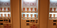①自動販売機でカップを買う| キャステル | CASTEL ディズニー情報