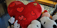スヌーピー「BIG LOVE FOR YOU」クッション| キャステル | CASTEL ディズニー情報