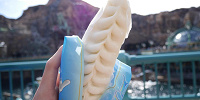 片手で持てちゃうのが食べ歩きのポイントです♡| キャステル | CASTEL ディズニー情報