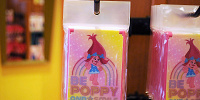 トロールズ「ポピー」の ミニコンパクトミラー| キャステル | CASTEL ディズニー情報