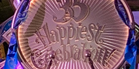 「セレブレーションタワー」の「Happiest Celebrationの文字」| キャステル | CASTEL ディズニー情報
