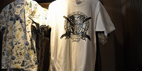 調査兵団エンブレムTシャツ（白| キャステル | CASTEL ディズニー情報