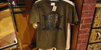 調査兵団エンブレムTシャツ（オリーブ）| キャステル | CASTEL ディズニー情報