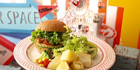 ＜デューク・カブーン＞空高く！スタントバーガー| キャステル | CASTEL ディズニー情報
