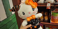 「KOWAKAWA　HALLOWEEN」ハローキティぬいぐるみ| キャステル | CASTEL ディズニー情報
