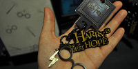 ハリーポッターグッズ/Harry’s Glasses（ハリーズグラッシーズ）の丸眼鏡キーチェーン| キャステル | CASTEL ディズニー情報