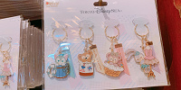 かくれんぼデザインのシェリーメイキーホルダー| キャステル | CASTEL ディズニー情報