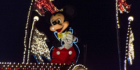 エレクトリカルパレード ミッキー（TDL・夜） 設定：300㎜ SS1/100 F6.3 ISO2000 （トリミングあり）| キャステル | CASTEL ディズニー情報