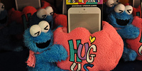HUG ME!! HUG US!!のスマホスタンド| キャステル | CASTEL ディズニー情報