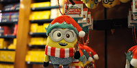 MINION MERRY CHRISTMASボブのぬいぐるみキーチェーン（ボールチェーン&ストラップ付）| キャステル | CASTEL ディズニー情報
