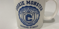 クッキーモンスターのマグカップ| キャステル | CASTEL ディズニー情報