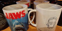 ジョーズのポスターデザインマグカップ| キャステル | CASTEL ディズニー情報