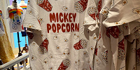 【PUNYUSコラボ】ミッキーポップコーンTシャツ| キャステル | CASTEL ディズニー情報