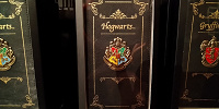 ホグワーツ魔法学校の４寮ロゴスマホケース| キャステル | CASTEL ディズニー情報