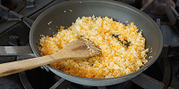 野菜をフライパンに入れ、炒める| キャステル | CASTEL ディズニー情報